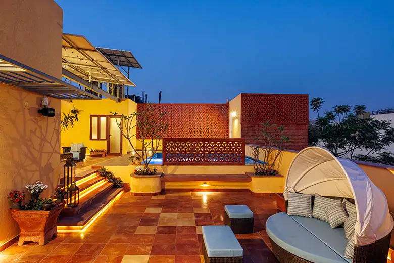 noida 831656483722
