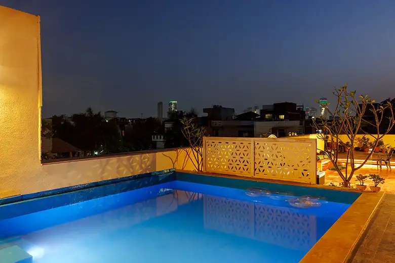 noida 921656483402